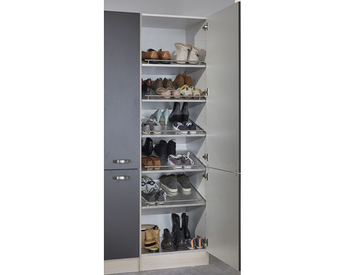 Armoire à chaussures ouverte avec plusieurs étagères à chaussures