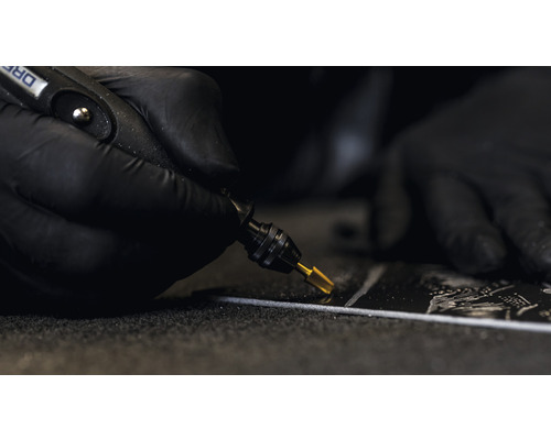 Gros plan d''une personne effectuant des travaux de ponçage avec un Dremel