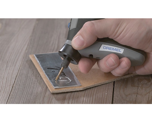Outil multifonction Dremel gravant sur du métal