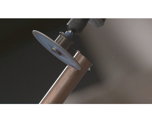 Outil rotatif coupant un tube.