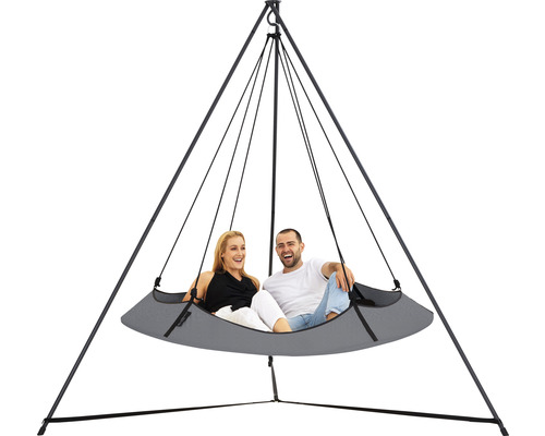 Hängematte mit zwei Personen auf einem Stativ