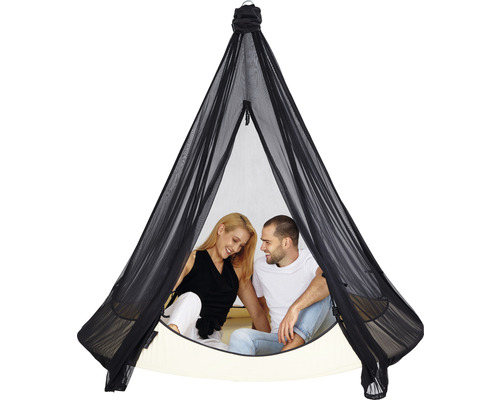 Hängendes Zelt mit zwei Personen darin