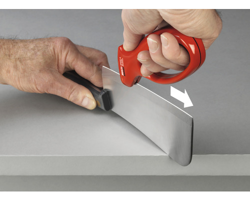 Personne utilisant un outil de grattoir à joints pour enlever le coulis