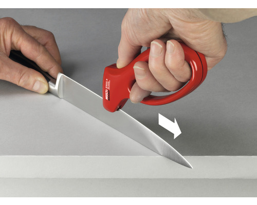 Couteau aiguisé avec un aiguiseur de couteaux