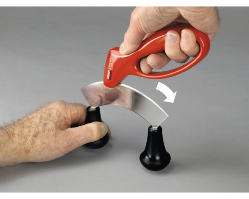 Démonstration de l''affûtage d''une faucille avec un aiguiseur de couteaux