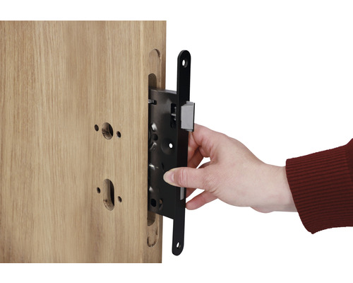 Serrure à mortaise insérée dans une porte en bois