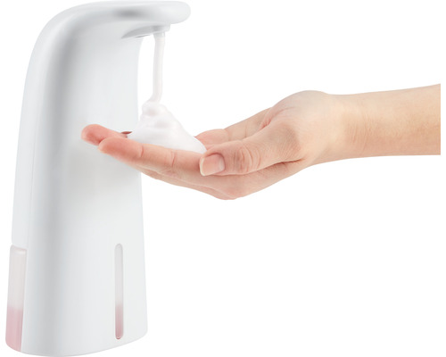 Distributeur de savon automatique avec du savon mousse dans la main