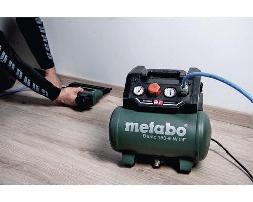 Metabo Basic 160-6 W OF Kompressor mit Druckluftnagler im Einsatz