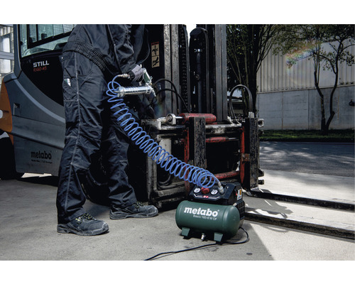 Metabo Basic 160-6 W OF Kompressor mit Druckluftschlauch und Wartungswerkzeug im Einsatz.