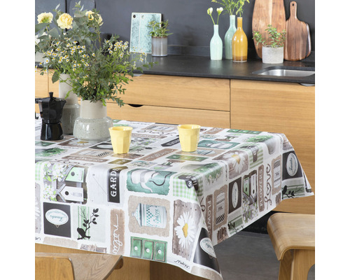 Scène de table avec nappe de jardin, gobelets jaunes et fleurs