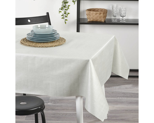 Scène avec une table recouverte d''une nappe et sur laquelle se trouvent de la vaisselle, ainsi qu''une décoration en arrière-plan.