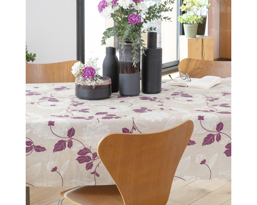 Esstisch mit floral gemusterter Tischdecke und Dekoration