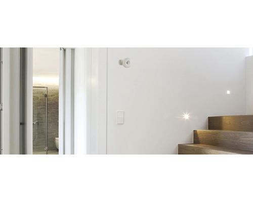 Scène d''une cage d''escalier avec détecteur de mouvement, éclairage d''escalier et salle de bain en arrière-plan