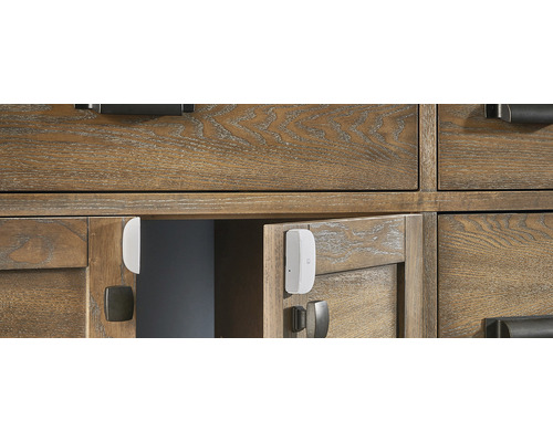 Capteur intelligent de porte et de fenêtre sur une armoire en bois