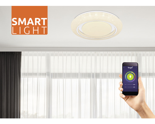 Szene mit einer smarten Deckenleuchte und einem Smartphone zur Steuerung der Lampe.