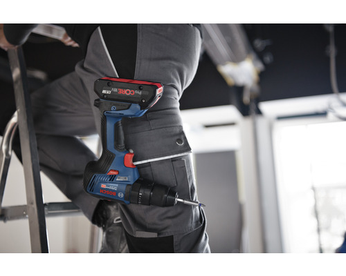 Perceuse-visseuse sans fil avec batterie à la ceinture d'une personne sur une échelle