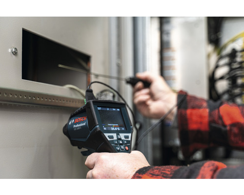 Caméra d'inspection Bosch Professional GIT 1000 C en cours d'utilisation sur un boîtier