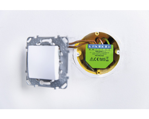 Installierter Shelly Dimmer 2 neben einem Lichtschalter