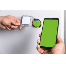 Installation eines Lichtschalters mit Smartphone-Unterstützung.