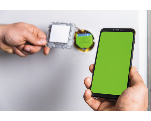 Installation eines Lichtschalters mit Smartphone-Unterstützung.