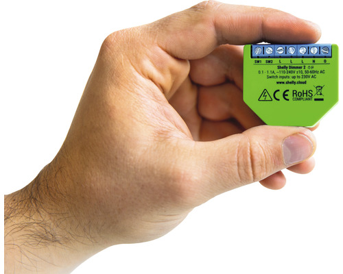 Hand hält einen Shelly Dimmer 2 für die Hausautomation