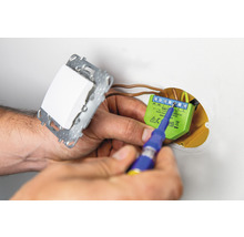 Installation eines Smart Home Schalters mit Schraubendreher