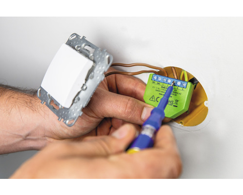 Installation eines Smart Home Schalters mit Schraubendreher