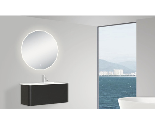 Modernes Badezimmer mit Spiegel, Waschtisch und Fenster mit Meerblick.