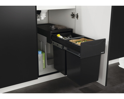 Meuble de cuisine avec poubelle coulissante et espace de rangement pour les produits de nettoyage