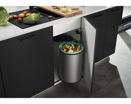 Scène de cuisine avec une poubelle dans le meuble bas