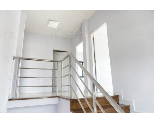 Treppenhaus mit Holztreppe und Edelstahlgeländer