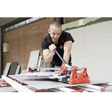 Artisan coupant des carreaux avec un coupe-carreaux