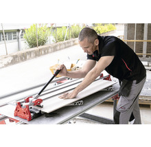 Coupe-carrelage en cours d''utilisation pour couper un carreau