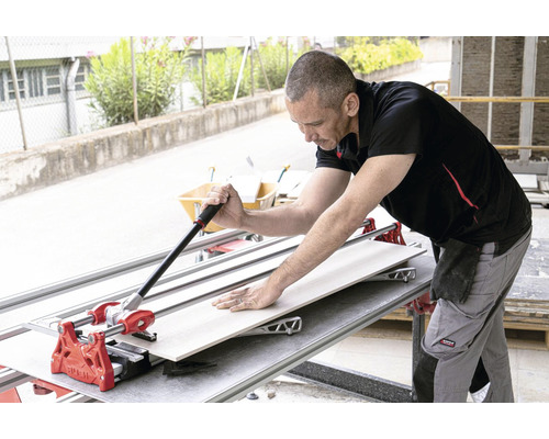 Coupe-carrelage en cours d''utilisation pour couper un carreau