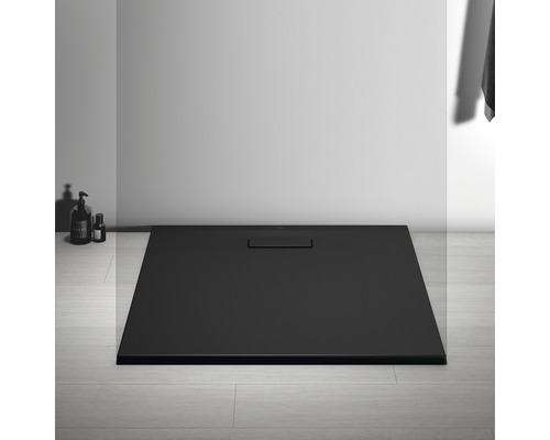 Schwarze Duschwanne im Badezimmer