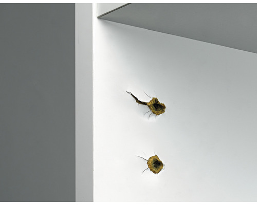 Deux trous de forage dans un mur