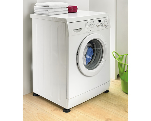 Weisse Waschmaschine mit Wäsche im Badezimmer