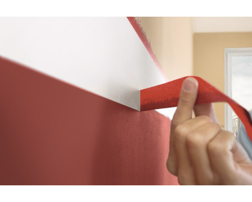 Retrait du ruban de masquage d''un mur bicolore