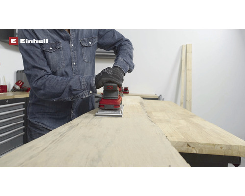 Eine Person schleift Holz mit einem Schwingschleifer von Einhell.