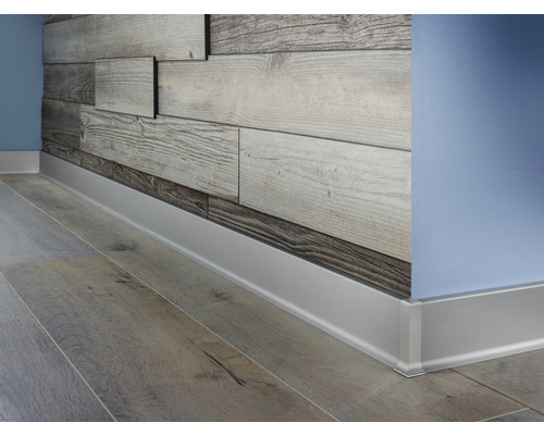 Coin de pièce avec plinthe, plancher en bois et panneaux muraux