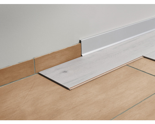 Pose de sol stratifié avec plinthe en aluminium