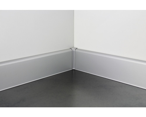 Plinthes argentées sur un mur