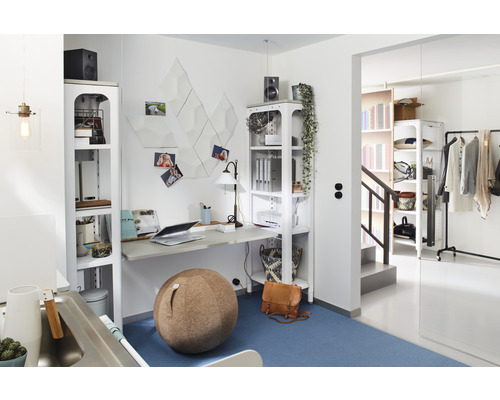 Bureau lumineux avec bureau, étagères et ballon de siège sur tapis bleu