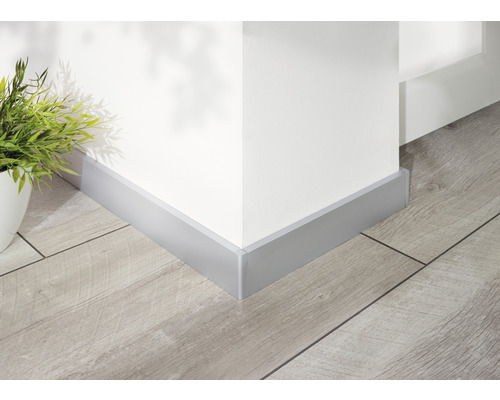 Coin de pièce avec plinthe et sol stratifié