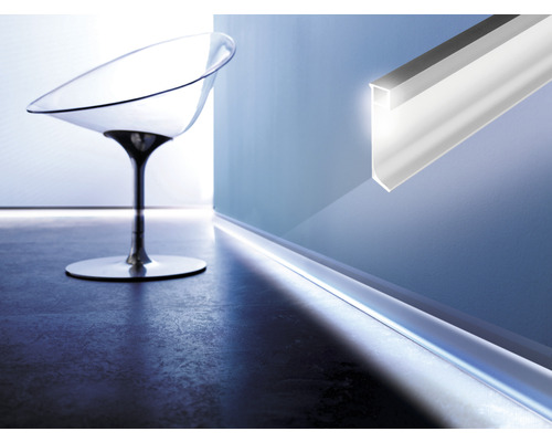 Raum mit Lichtleisten an Wand und Boden sowie einem transparenten Stuhl.