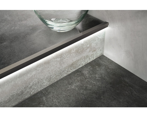 Graue Treppe mit LED-Beleuchtung und Glasvase