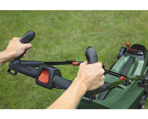 Personne utilisant une tondeuse à gazon