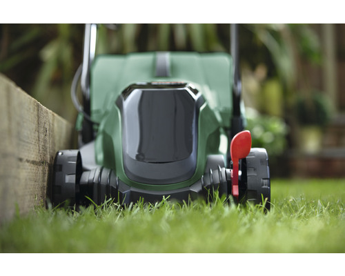 Vue de dessus d'une tondeuse à gazon dans le jardin