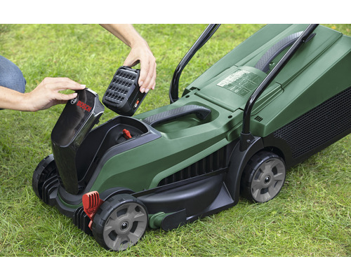 Tondeuse autoportée avec batterie insérée