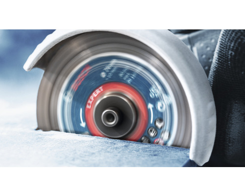 Tronçonneuse à disque en cours d''utilisation